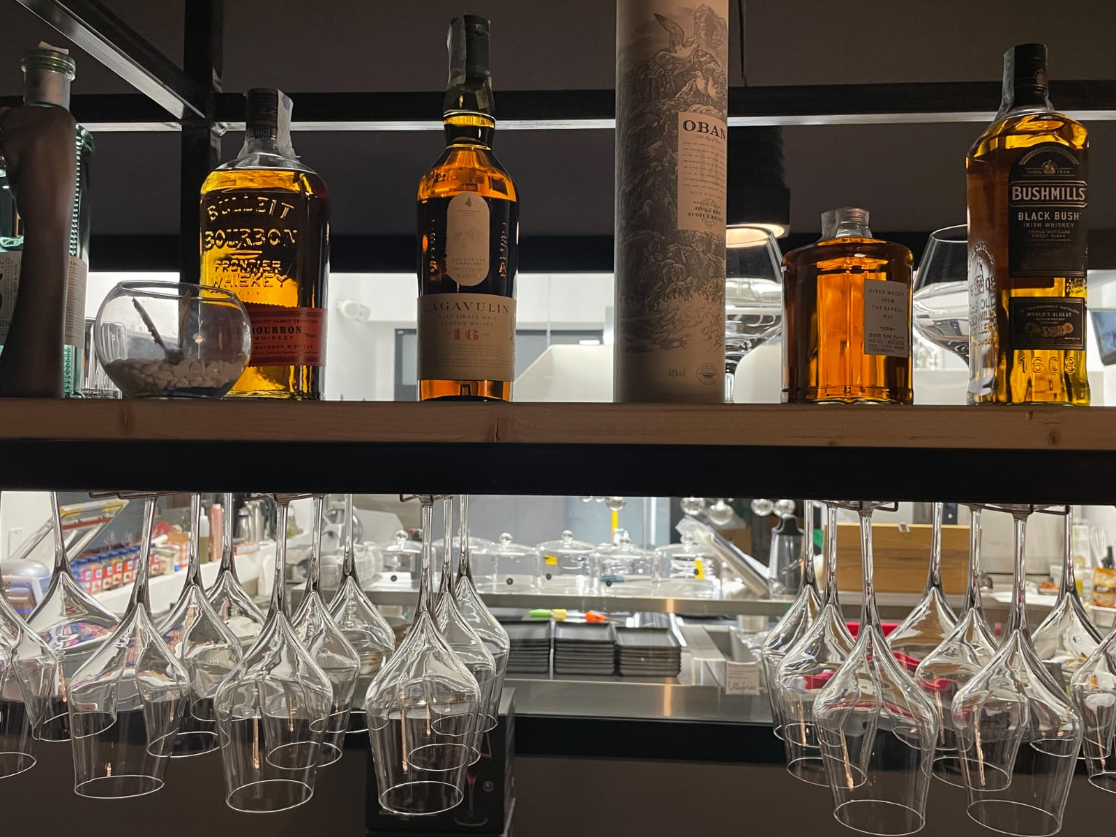 bicchieri e bottiglie