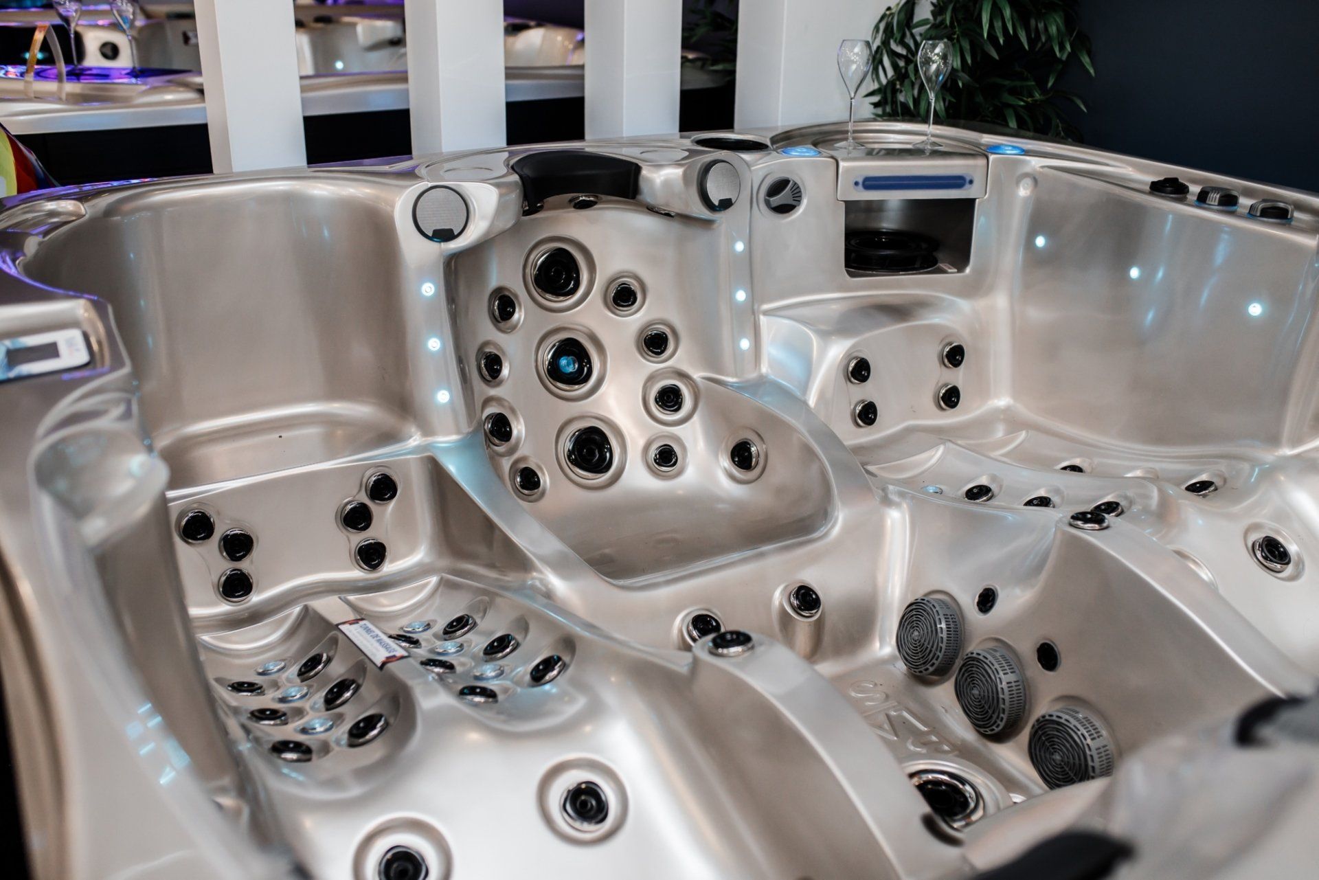 Un grand bain à remous en acier inoxydable est installé dans une pièce.