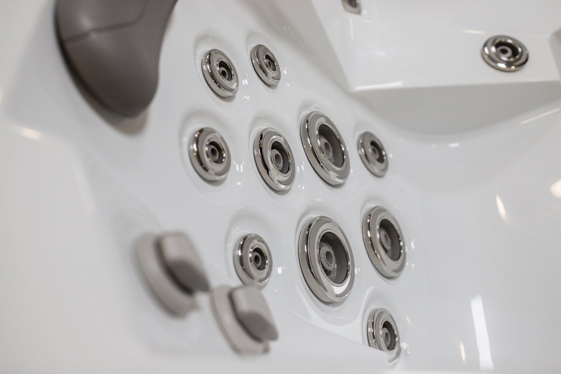 Un jacuzzi blanc avec beaucoup de jets dessus.