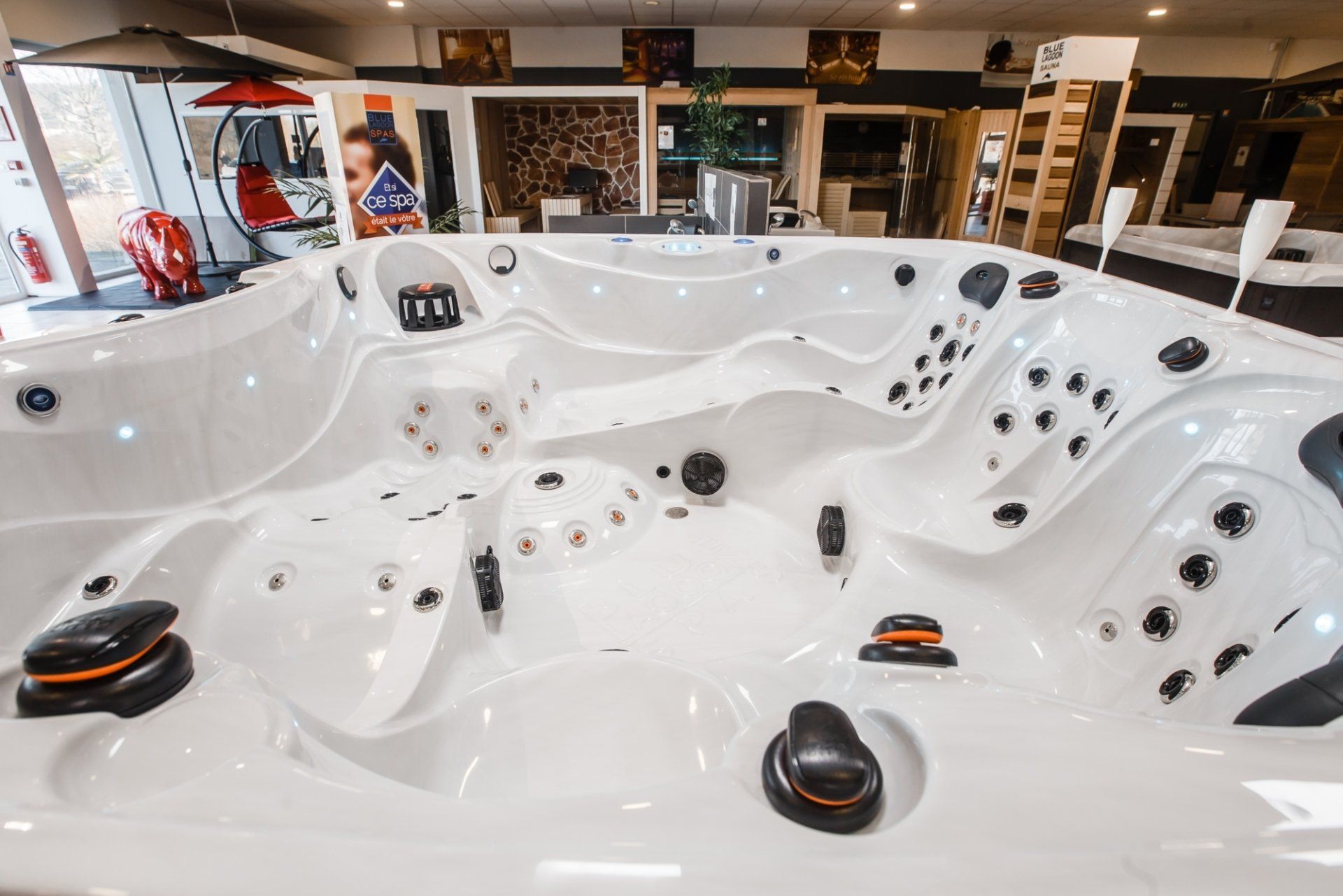 Un grand jacuzzi blanc se trouve dans une salle d'exposition.