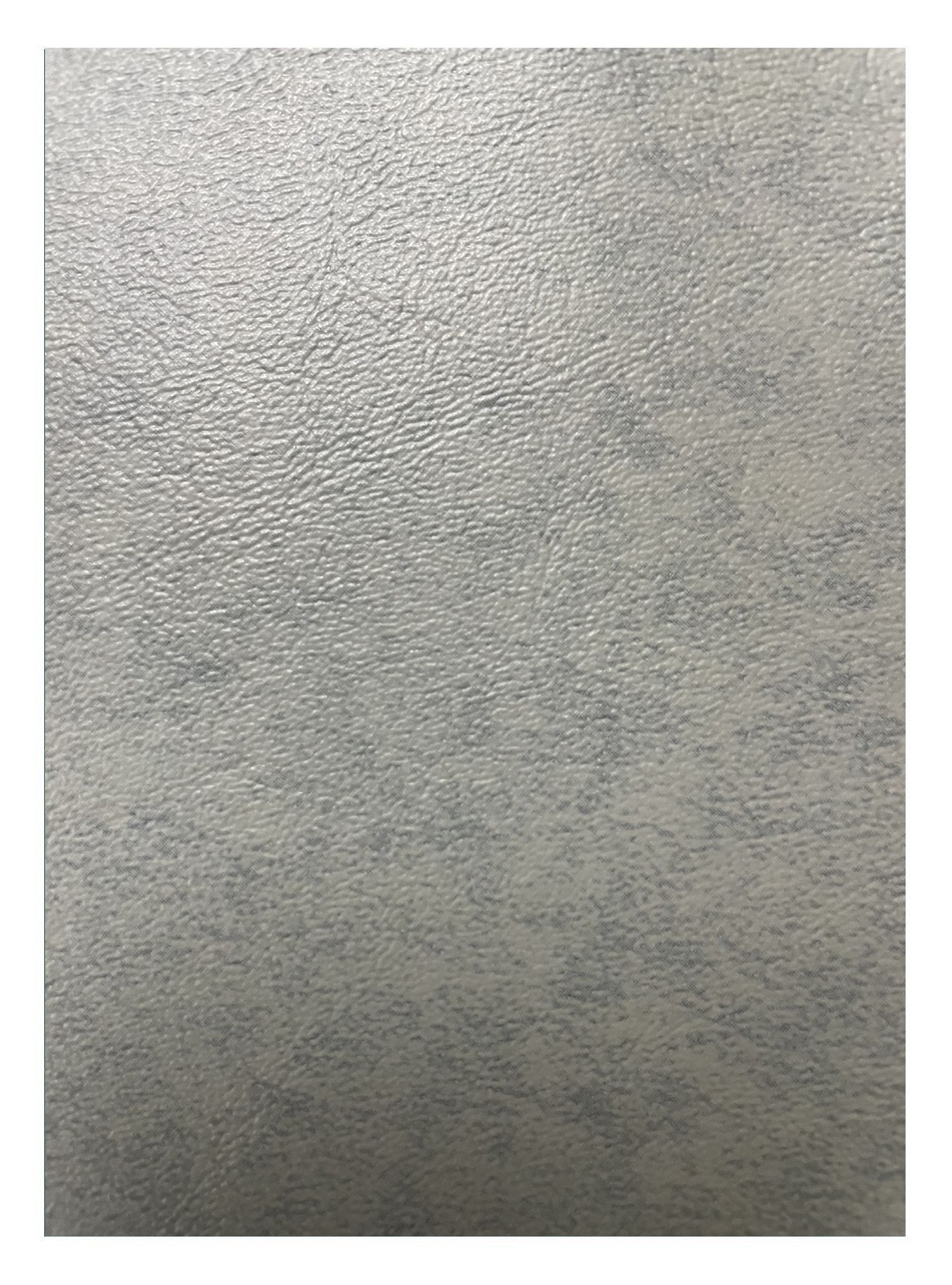 Un gros plan d'un morceau de métal avec une texture granuleuse sur fond blanc.