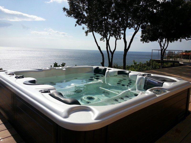 Un grand bain à remous avec vue sur l'océan