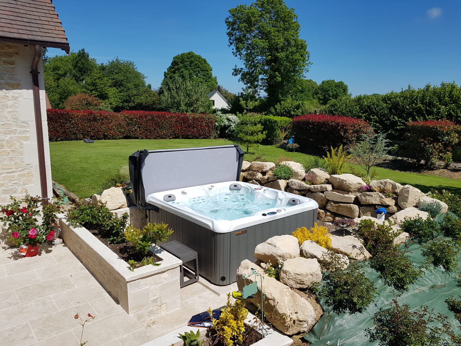 Un bain à remous est installé dans l'arrière-cour d'une maison.