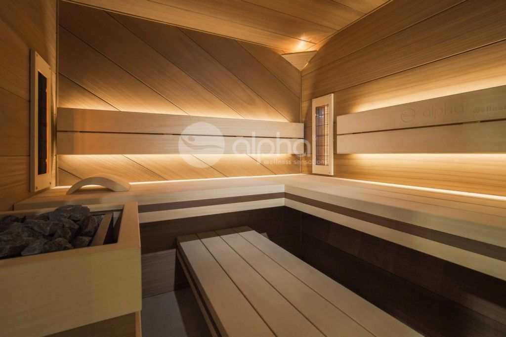 Un sauna en bois avec un banc et une fenêtre.