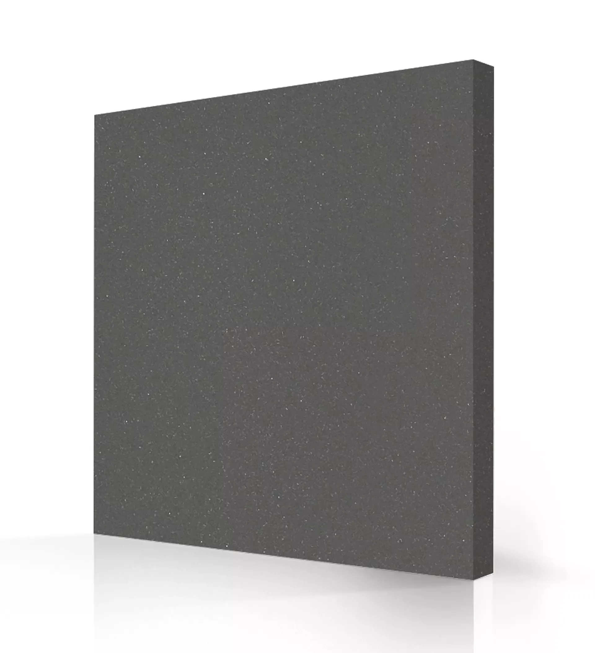 Un morceau carré de mousse est posé sur une surface blanche