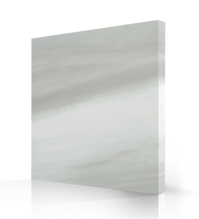 Une dalle de marbre blanc avec un reflet sur une surface blanche.