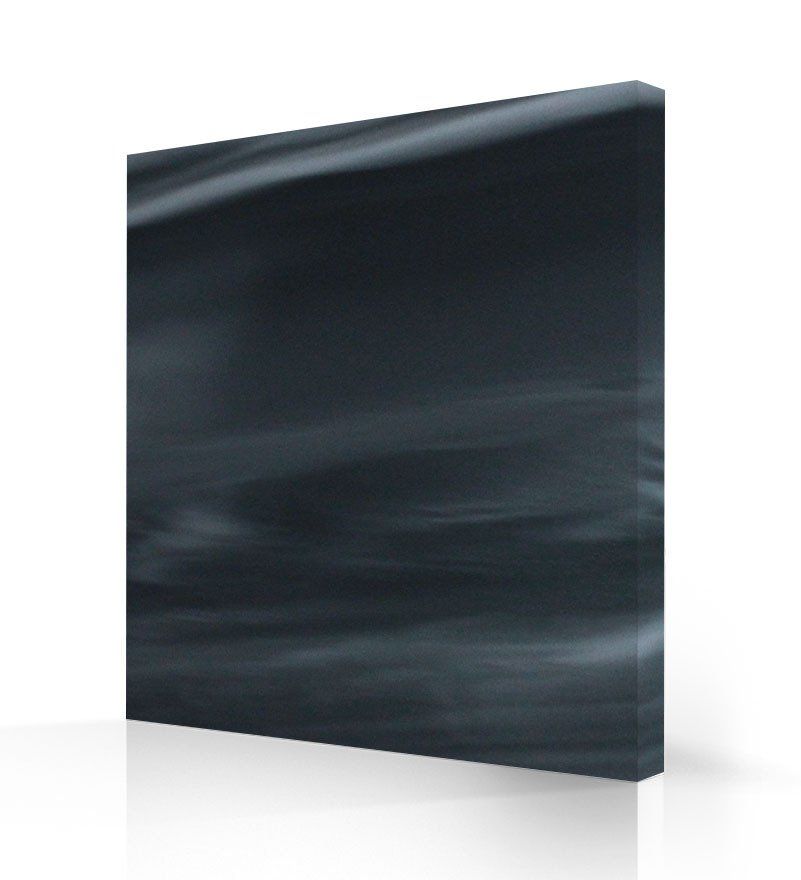 Une toile noire est posée sur une surface blanche