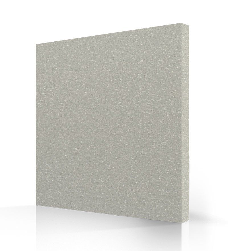 Un morceau de mousse carré est posé sur une surface blanche.