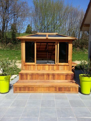 Un belvédère en bois avec des escaliers qui y mènent