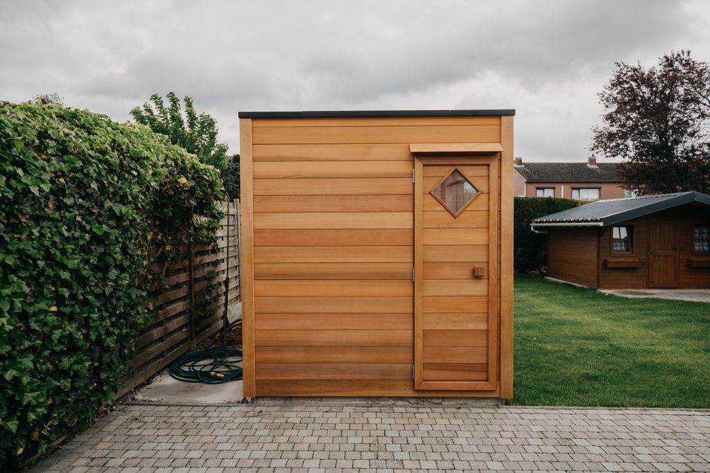 Un sauna en bois avec une porte arrière.
