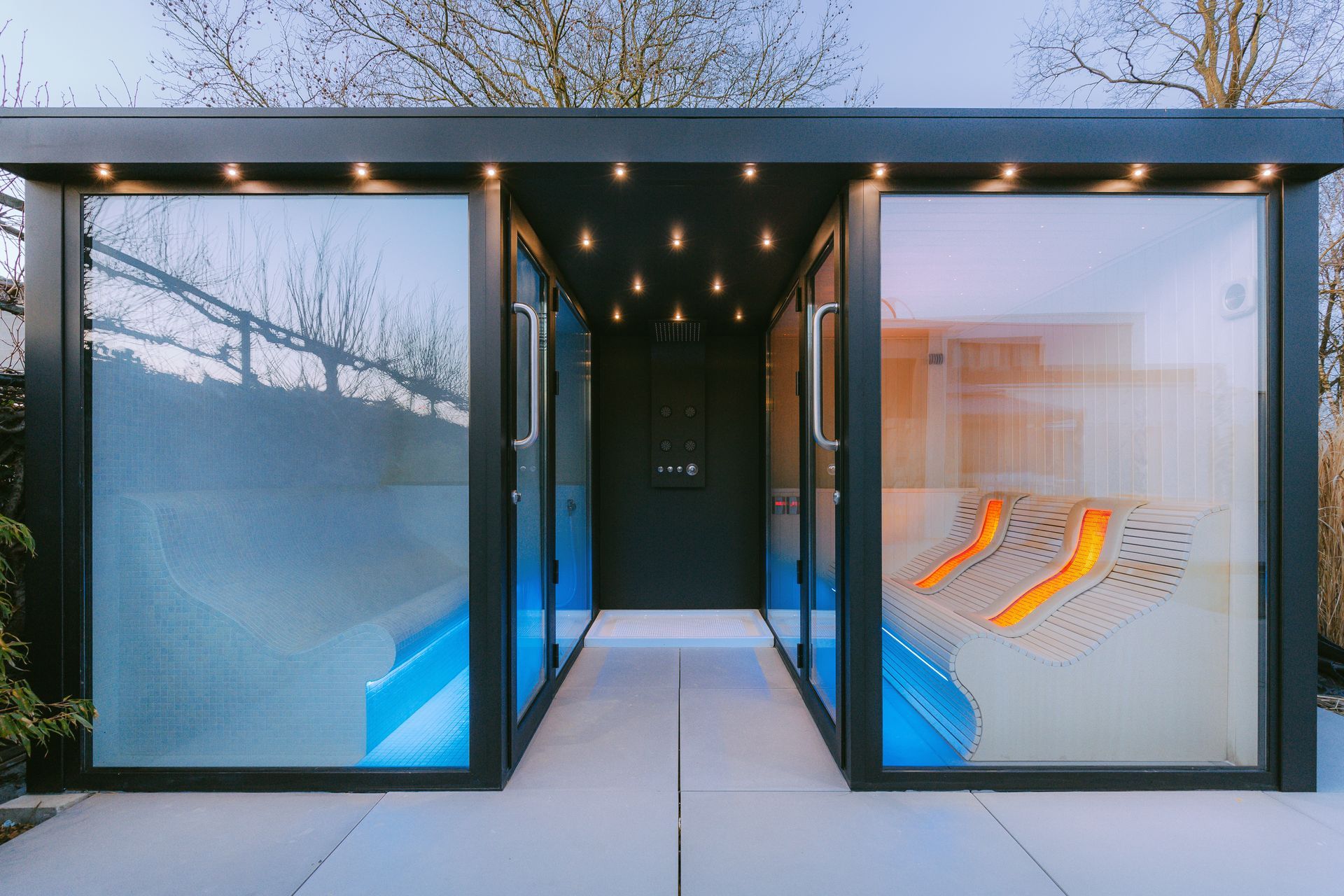 Un bâtiment avec beaucoup de fenêtres et une piscine en arrière-plan.