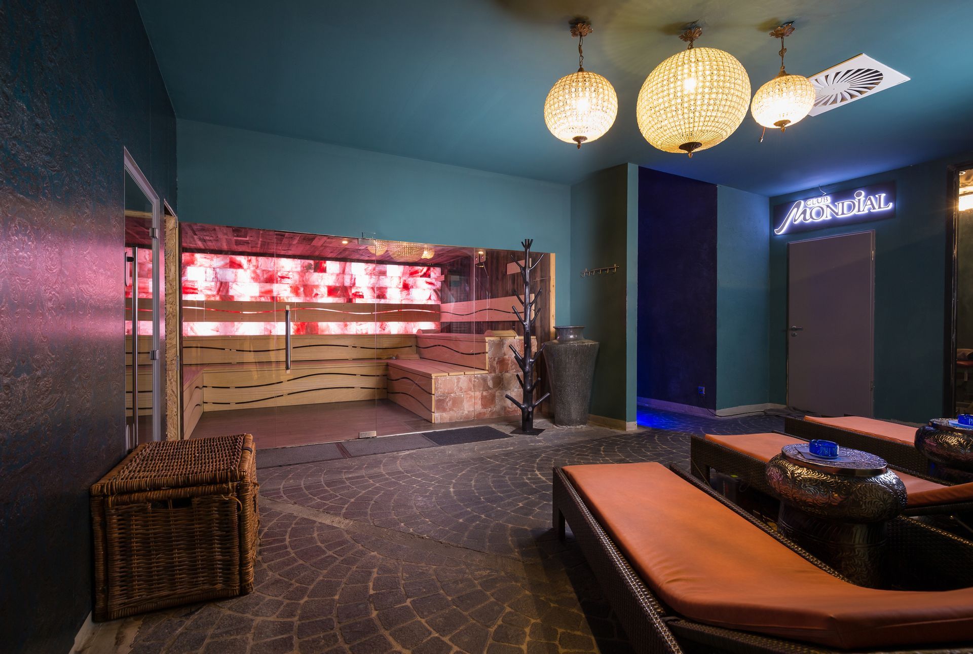 Une pièce avec une baignoire et des chaises