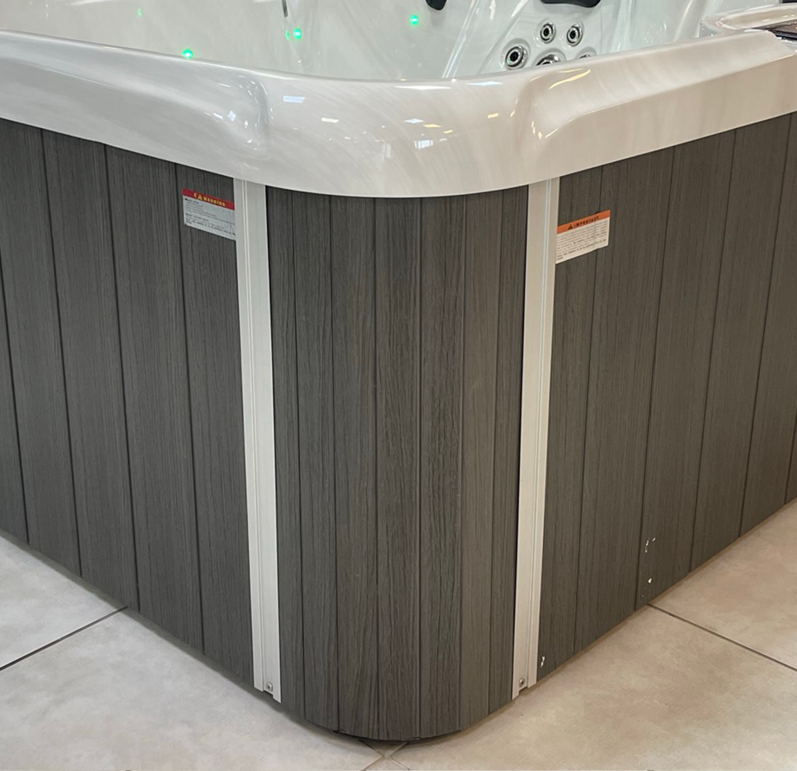 Un coin d'un bain à remous avec un contour en bois