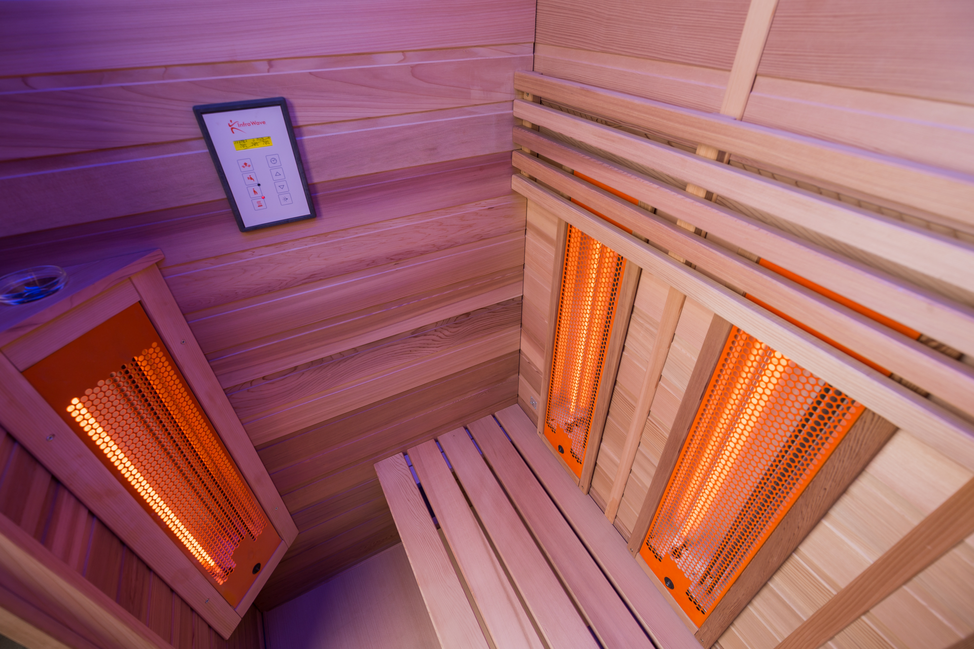 Inérieur d'un sauna infrarouge de a marque Bluelagoonpas.