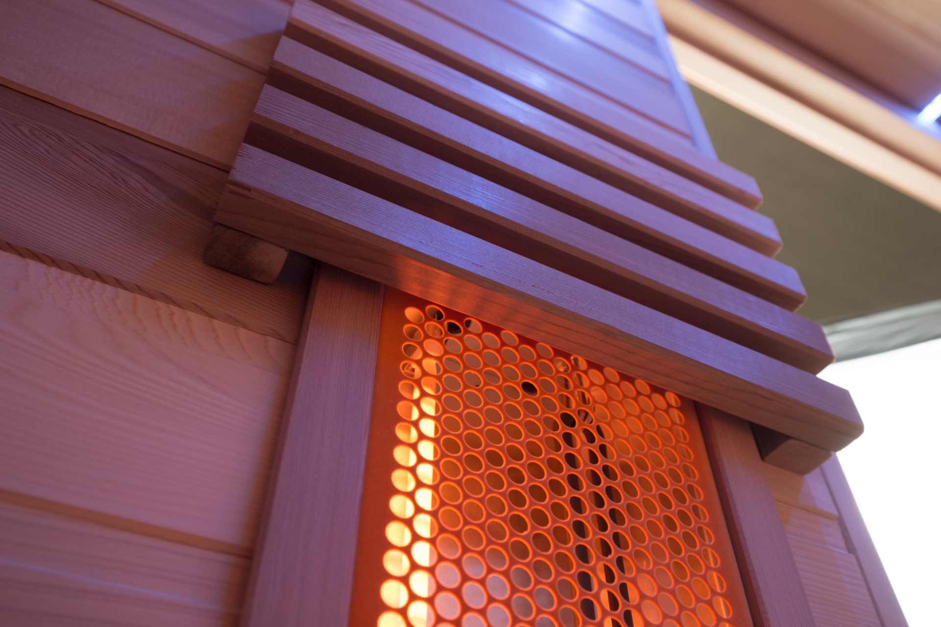 Un gros plan d'un mur en bois avec une lumière dessus.