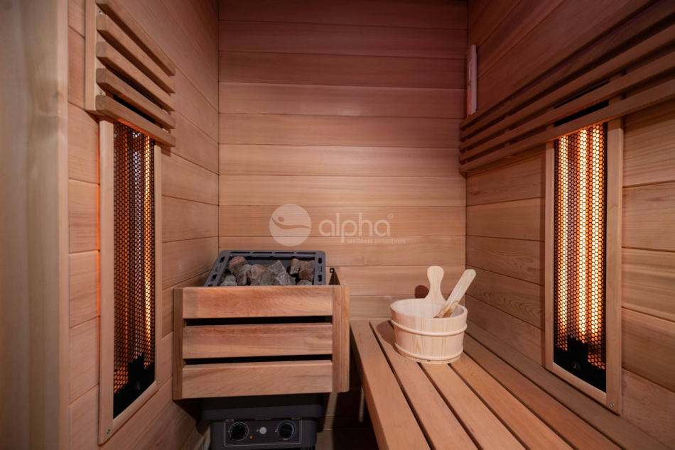 Un sauna en bois avec un seau et une cuillère sur le banc.