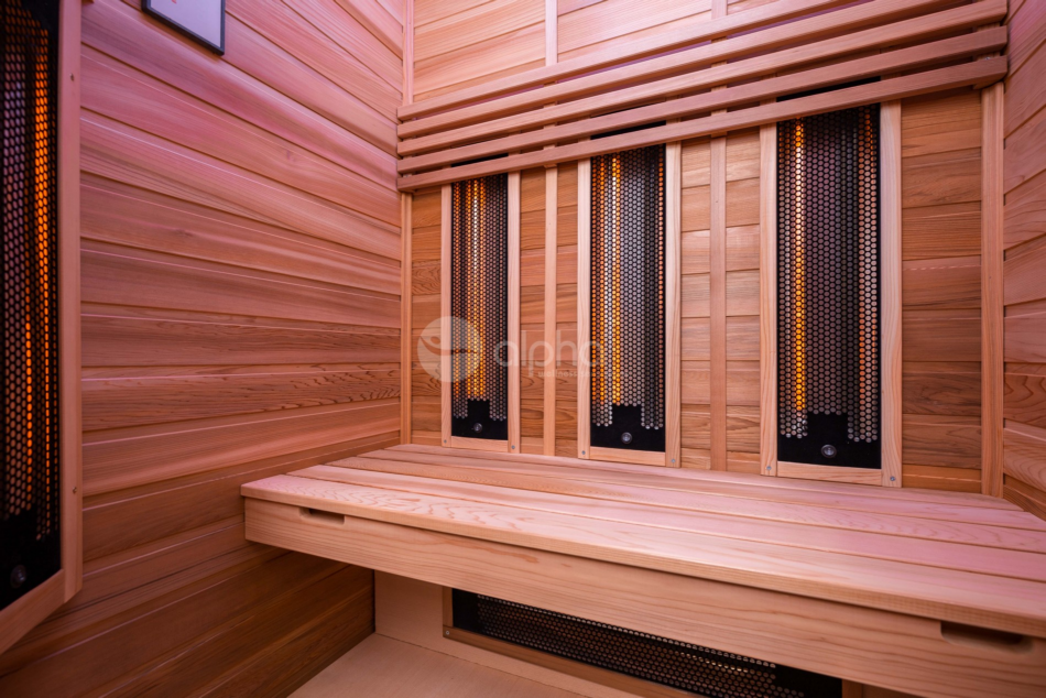 Un sauna en bois avec un banc et une fenêtre.