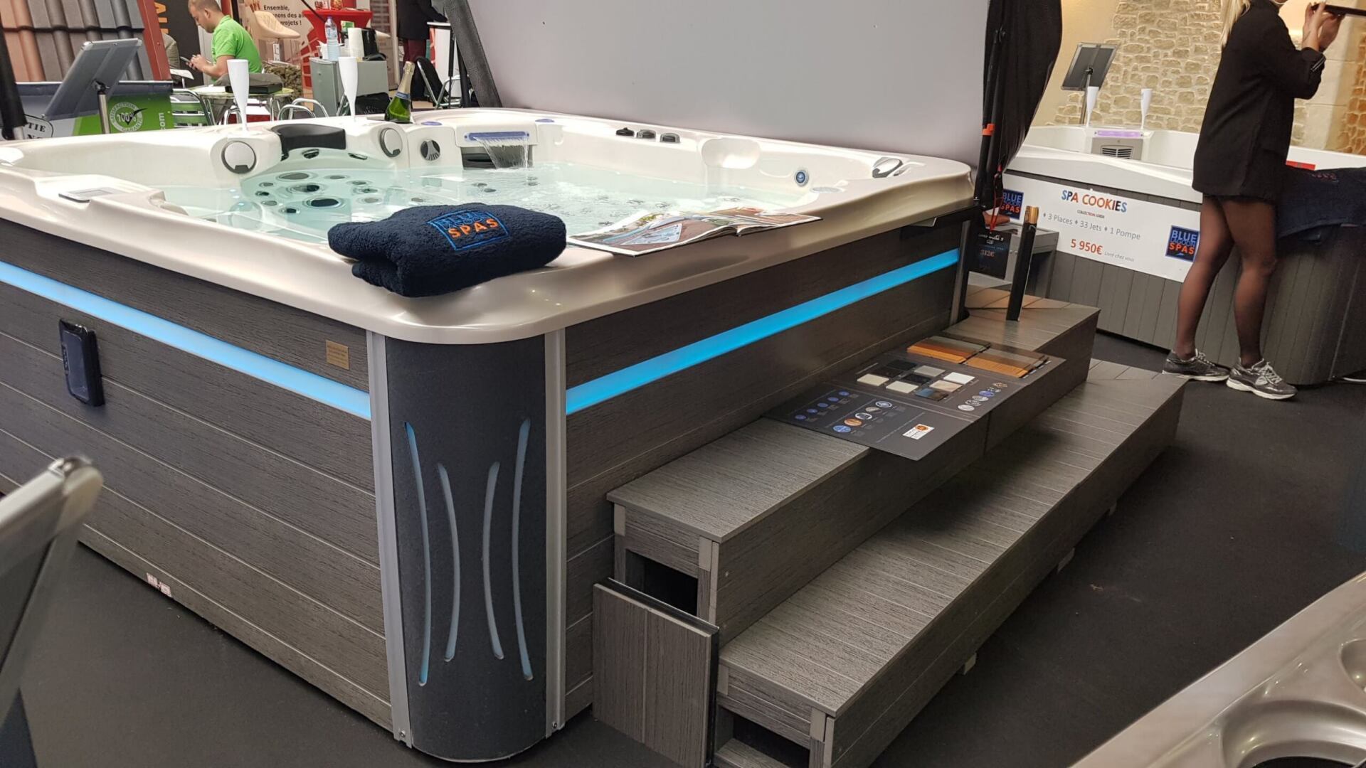 Un grand bain à remous avec des escaliers menant à celui-ci