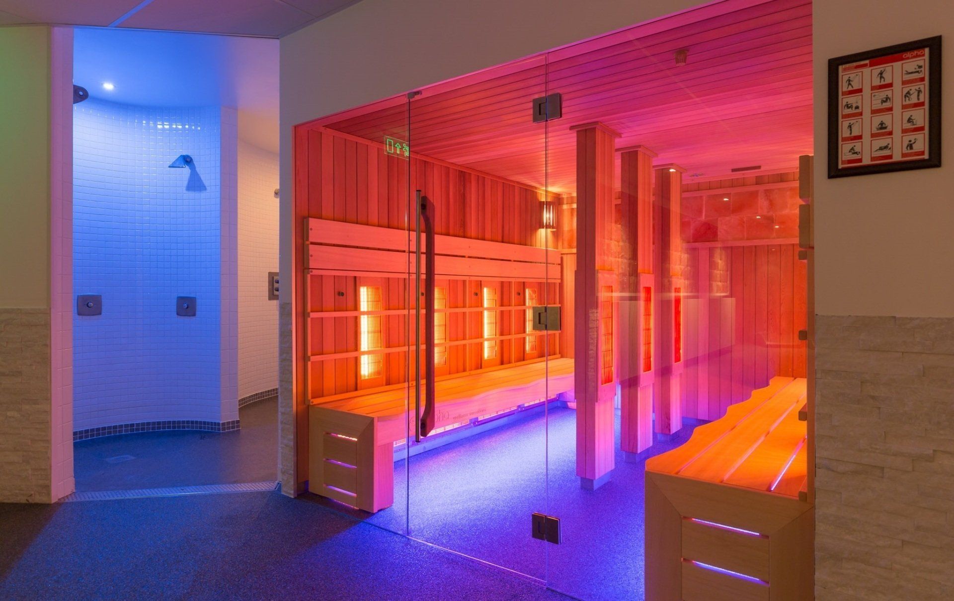 Une chambre avec douche et sauna dedans.