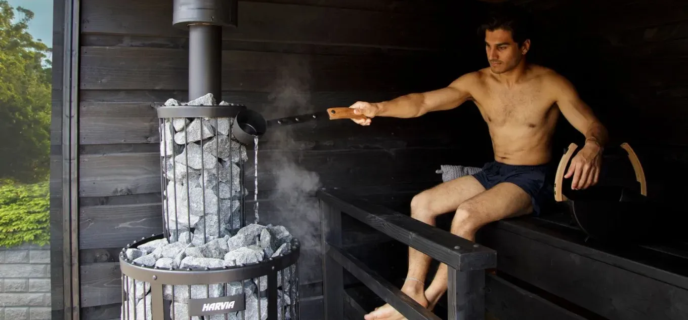 un homme utilisant le sauna Harvia Legend