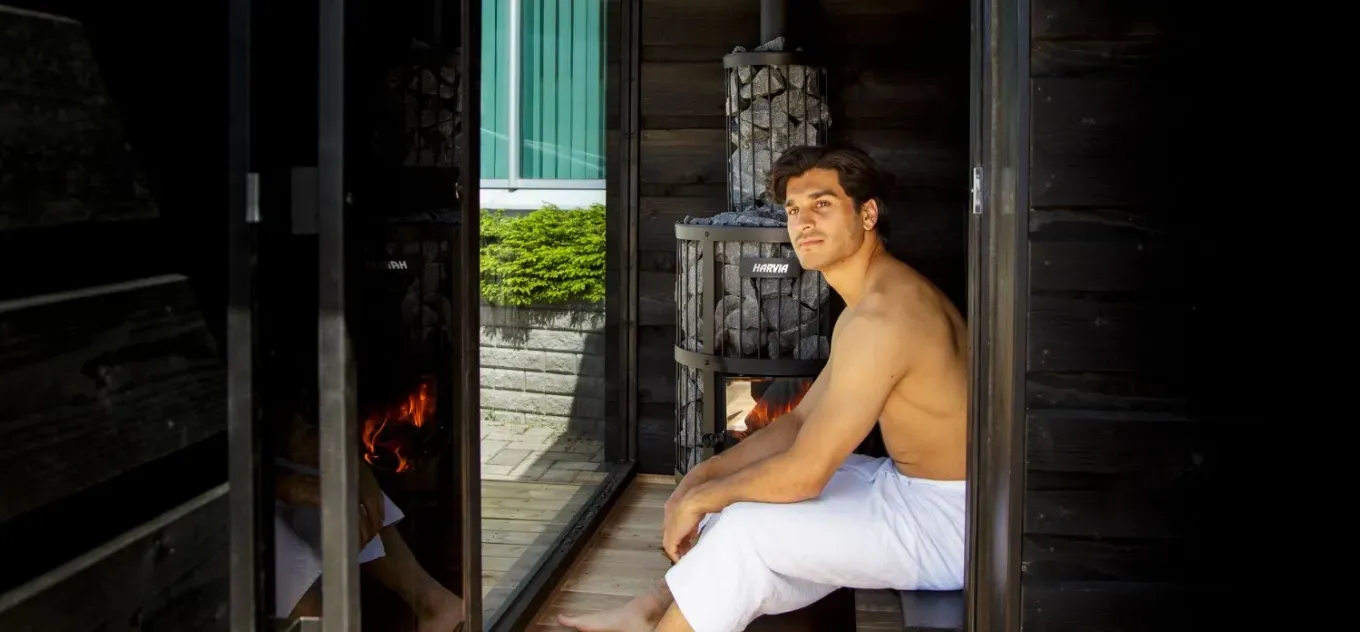 un homme dans un sauna Harvia