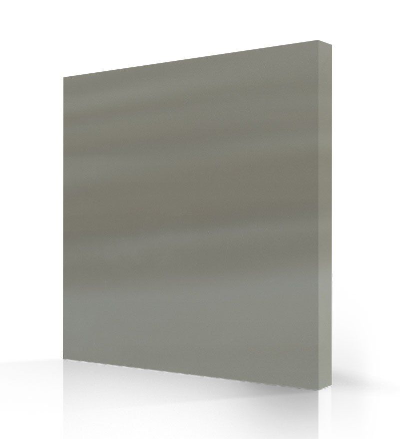 Un morceau carré d'acier inoxydable est posé sur une surface blanche.