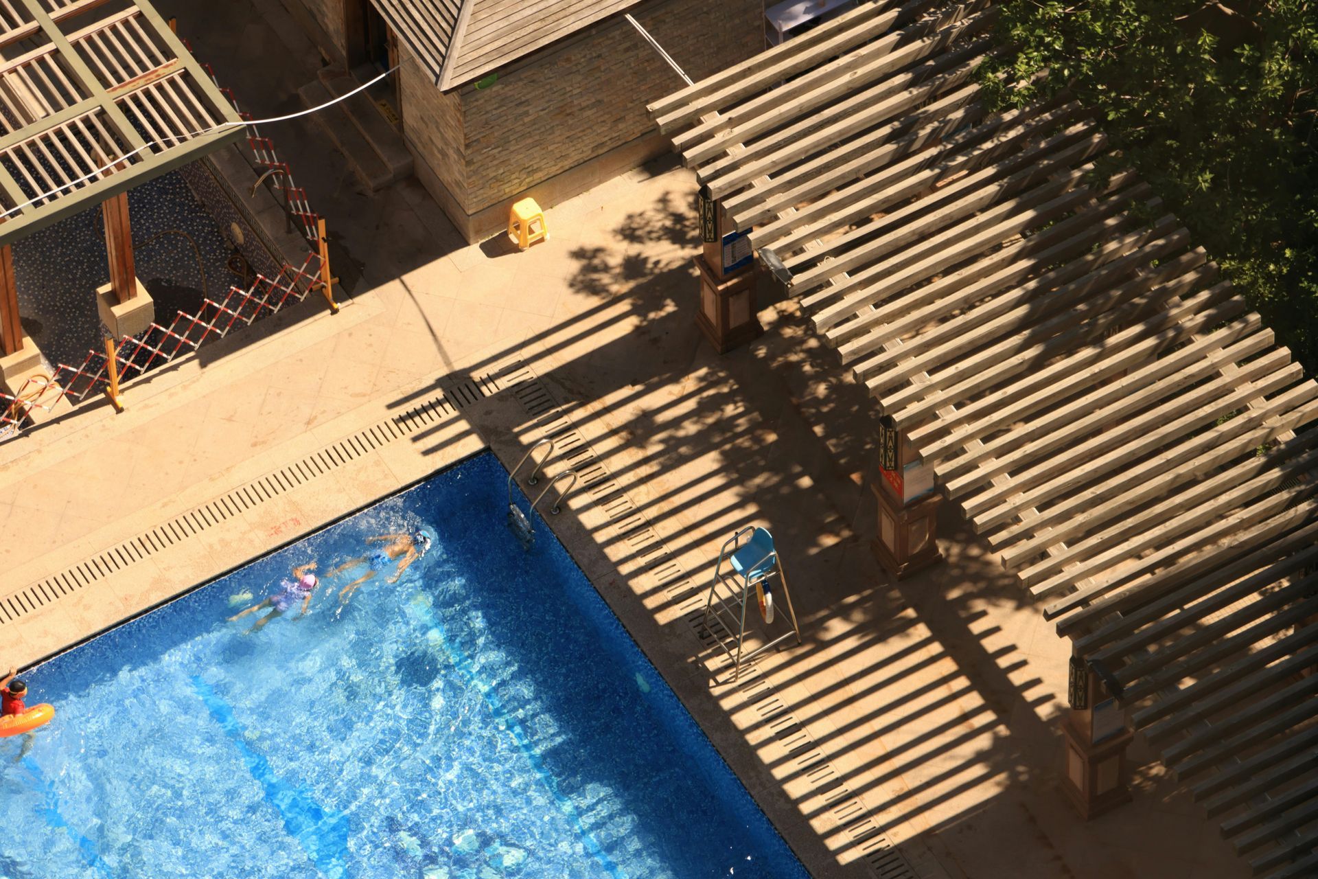 Une vue aérienne d'une piscine avec une pergola