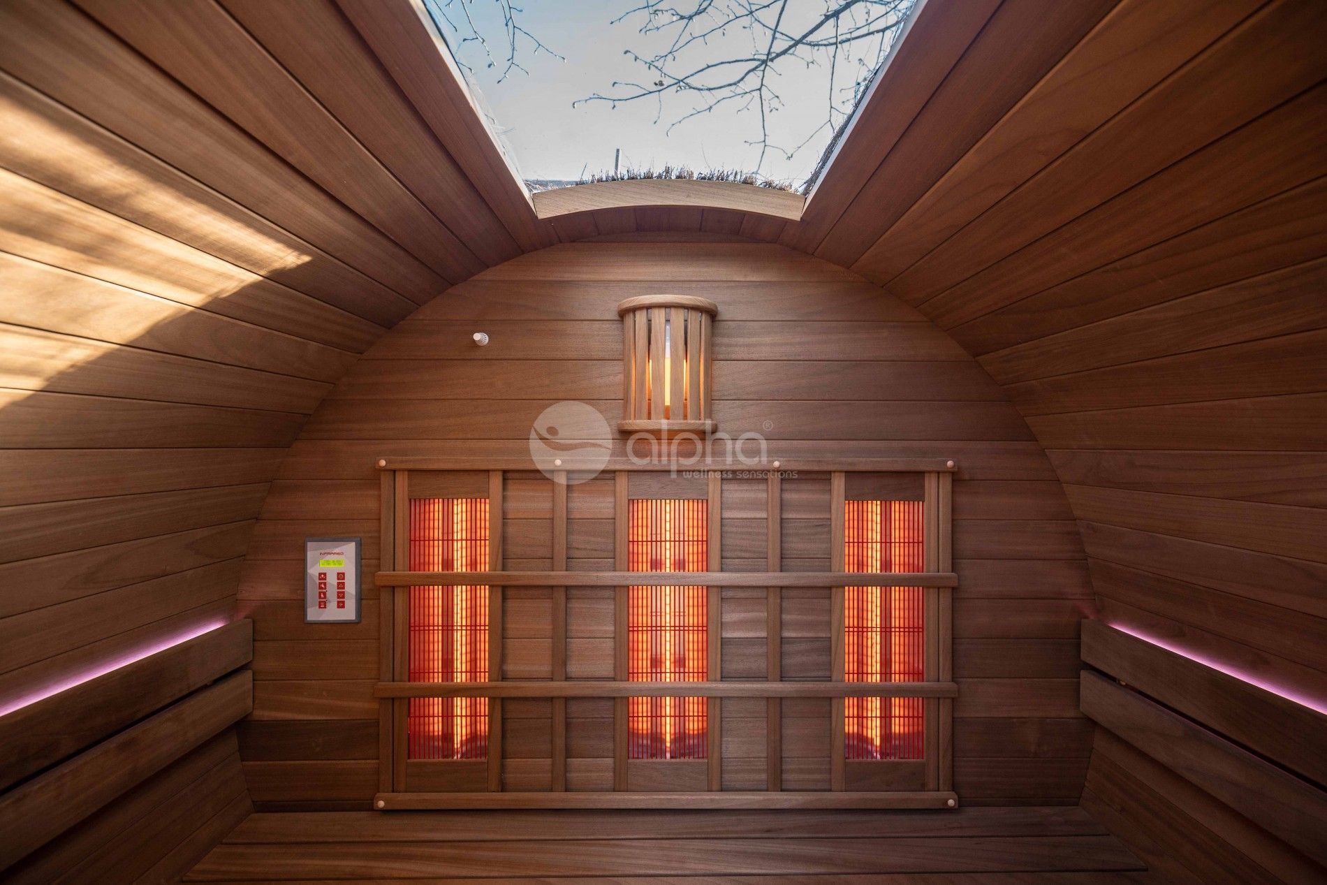 Un sauna en bois avec une lucarne au plafond