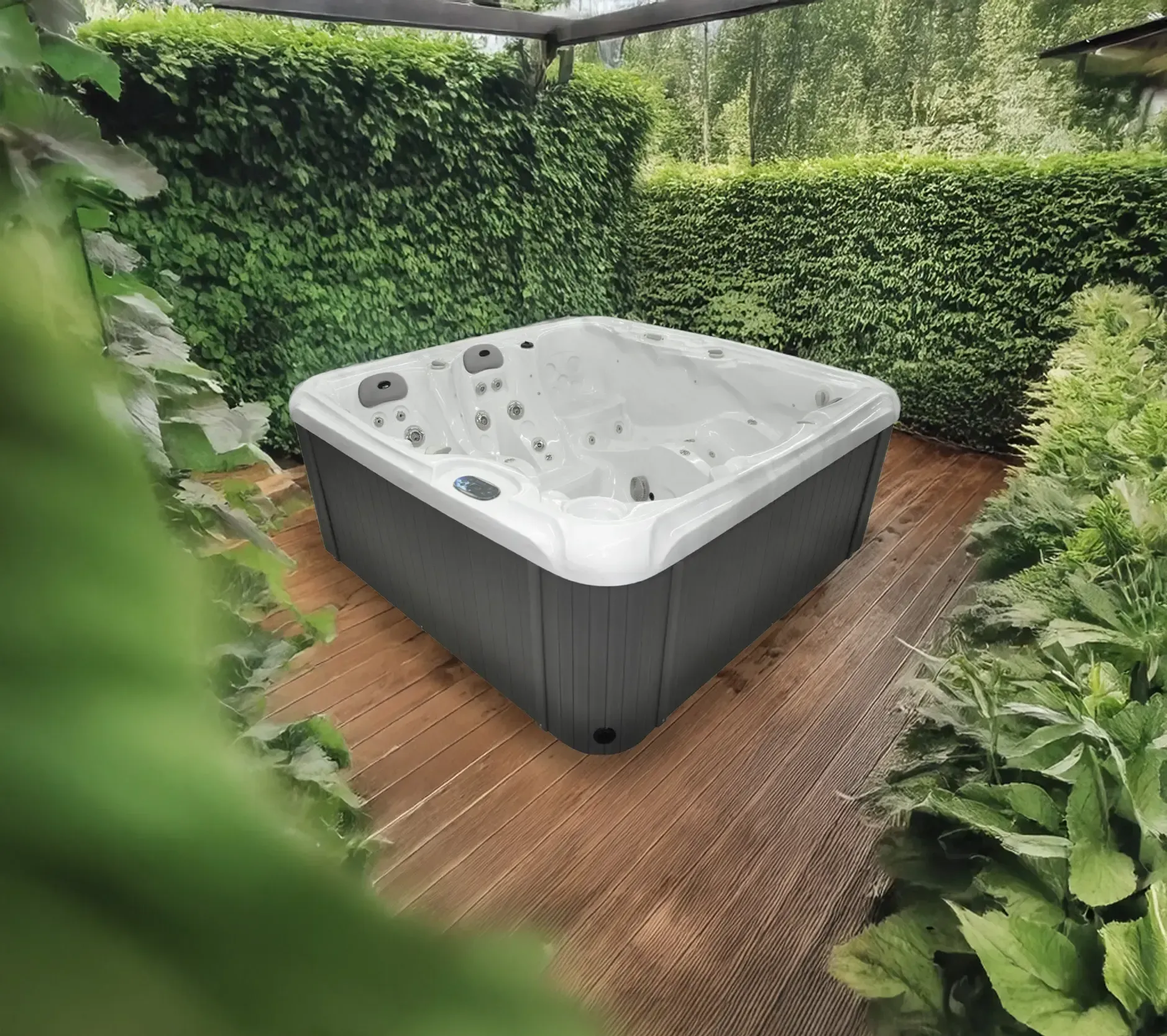 Un jacuzzi carré entouré de verdure sur une terrasse en bois. Extérieur gris et intérieur blanc, avec jets et commandes visibles.