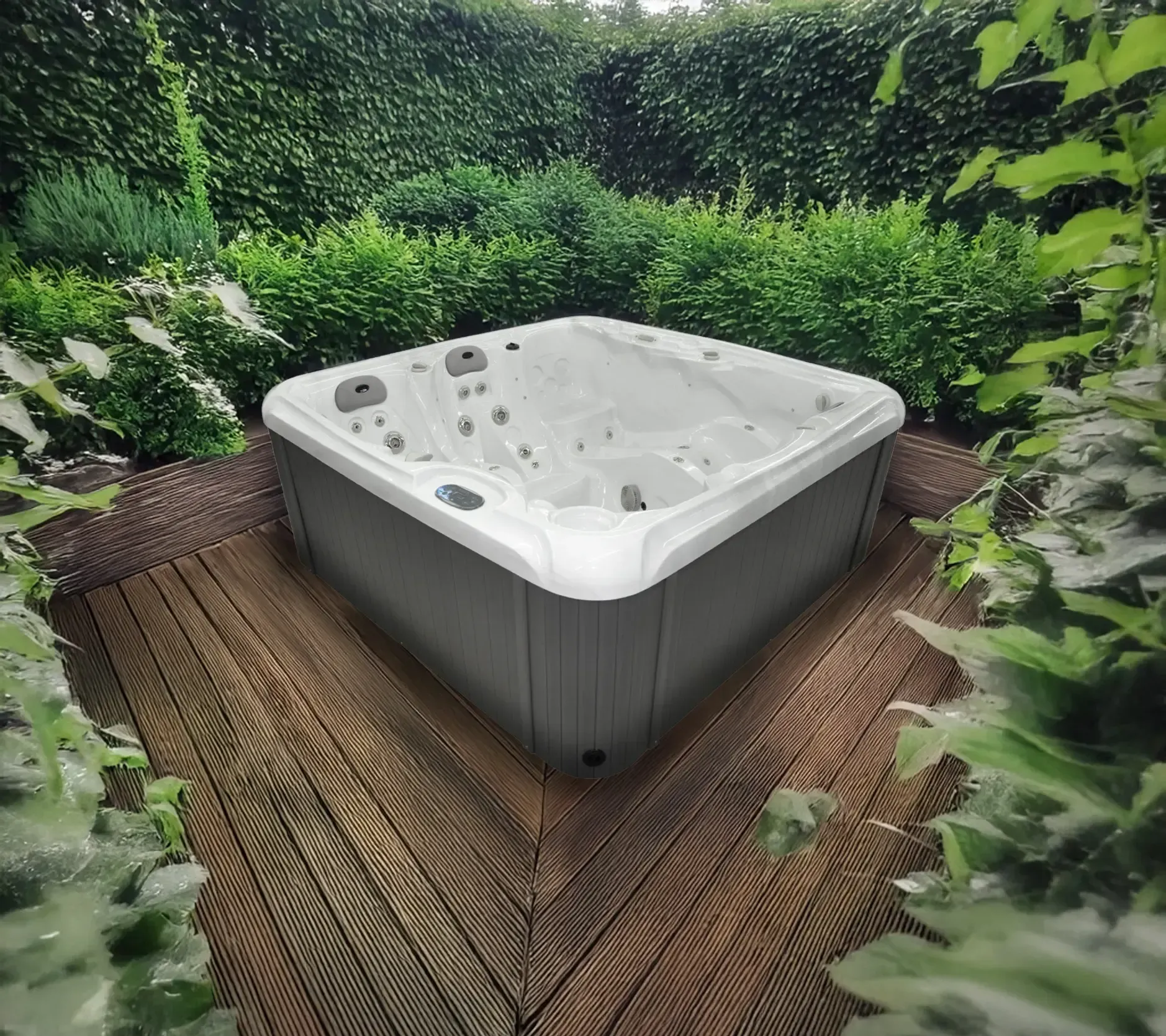 Un spa carré se trouve sur une terrasse en bois entourée de buissons verts luxuriants dans un cadre de jardin.