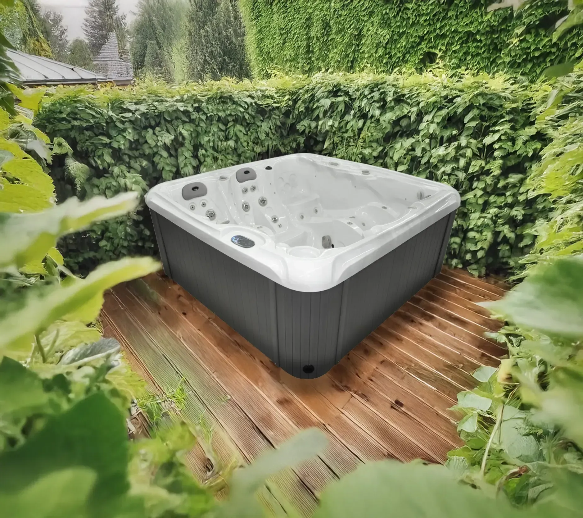 Un spa moderne avec un extérieur gris se trouve sur une terrasse en bois entourée d'une végétation luxuriante.