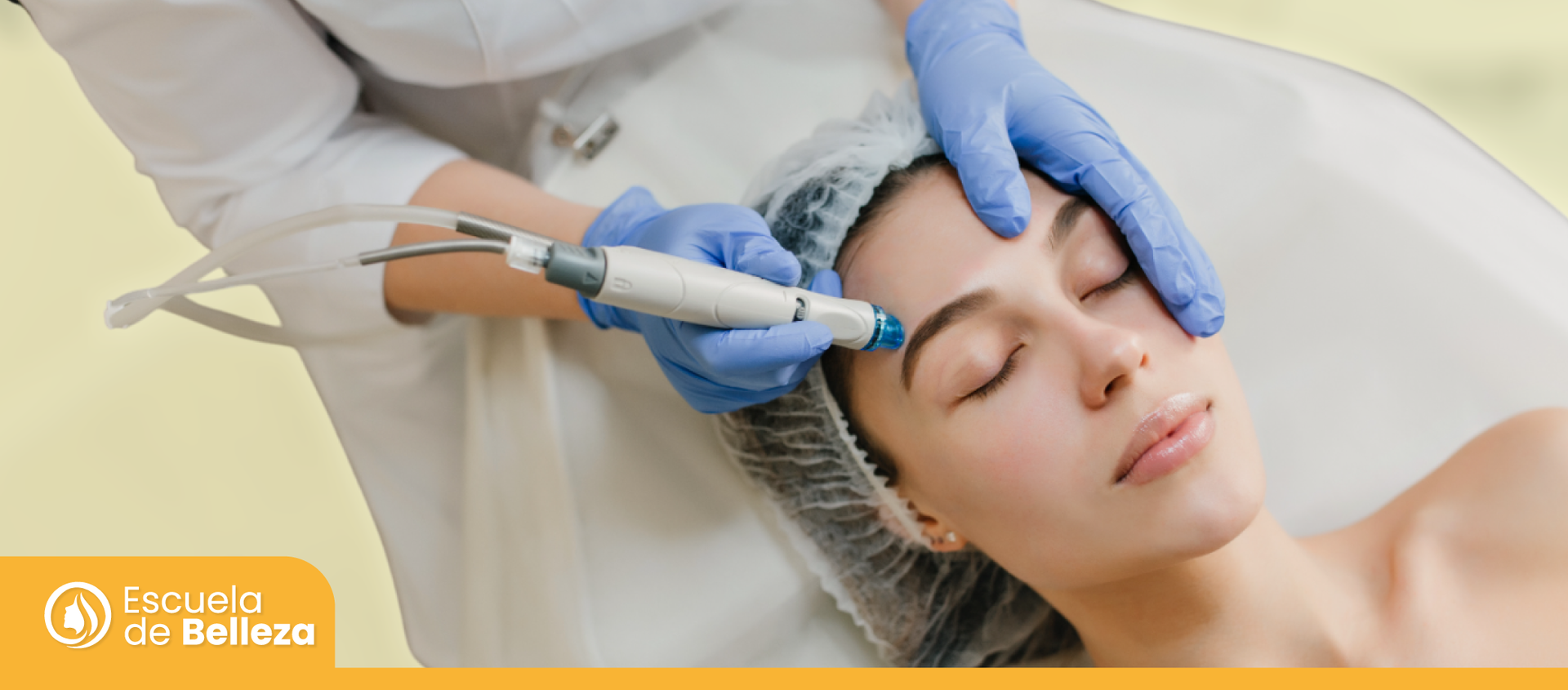 Una mujer se está maquillando frente a un espejo.