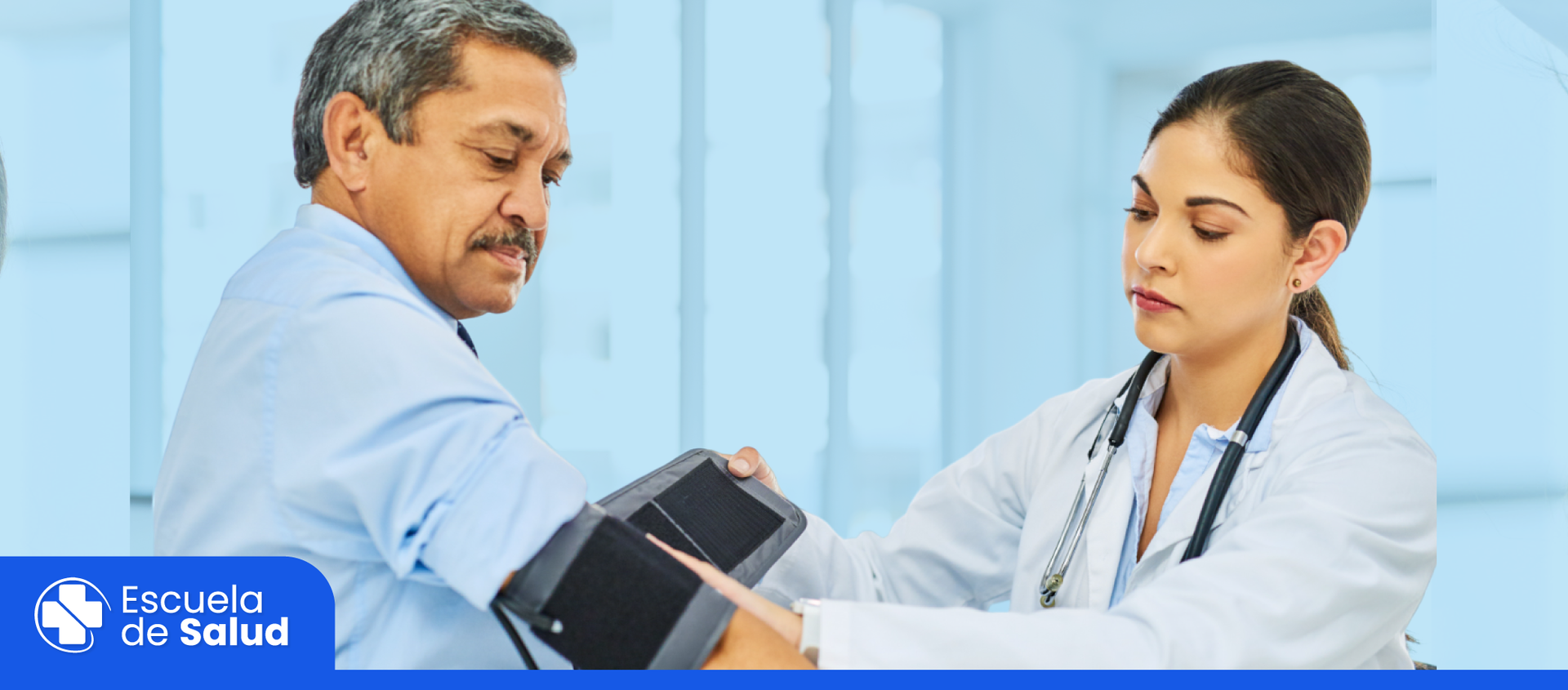 Una cirujana está operando a un paciente en un quirófano.