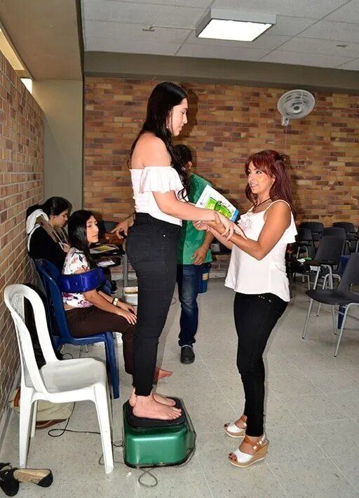 Dos mujeres están paradas una al lado de la otra en una habitación.