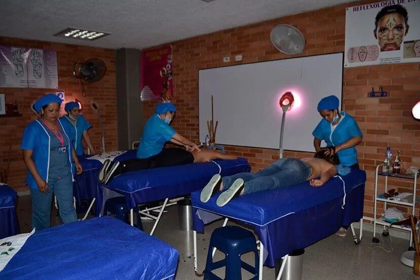 Un grupo de personas recibe masajes en una habitación.