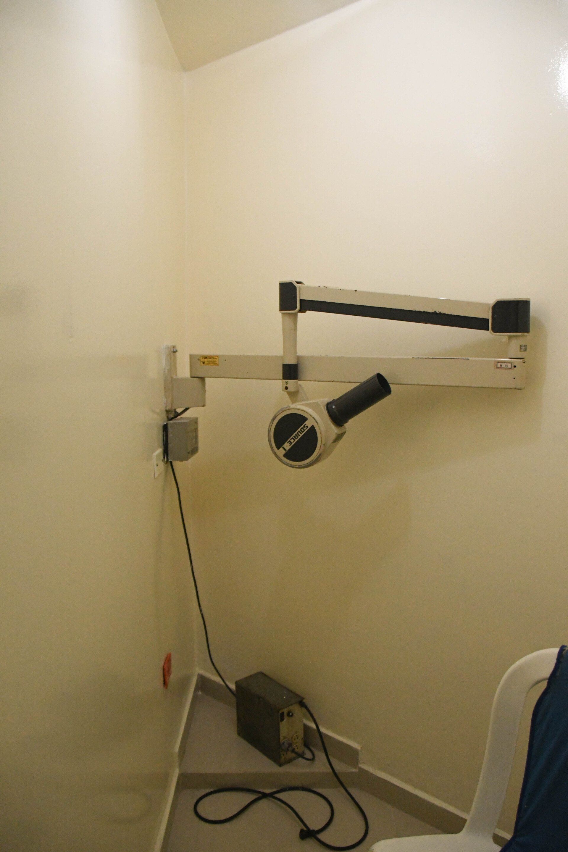 Una habitación con una silla y una luz en la pared.