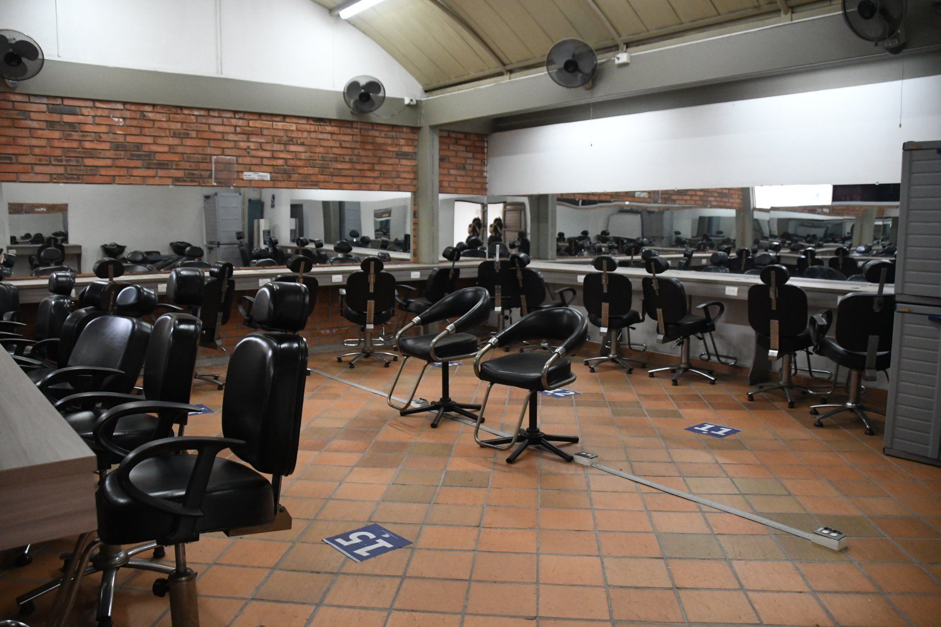 Una gran sala llena de sillas y espejos en un salón.