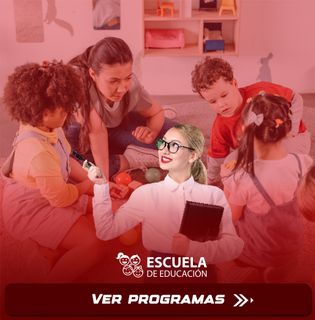 Un grupo de niños está sentado alrededor de un maestro.