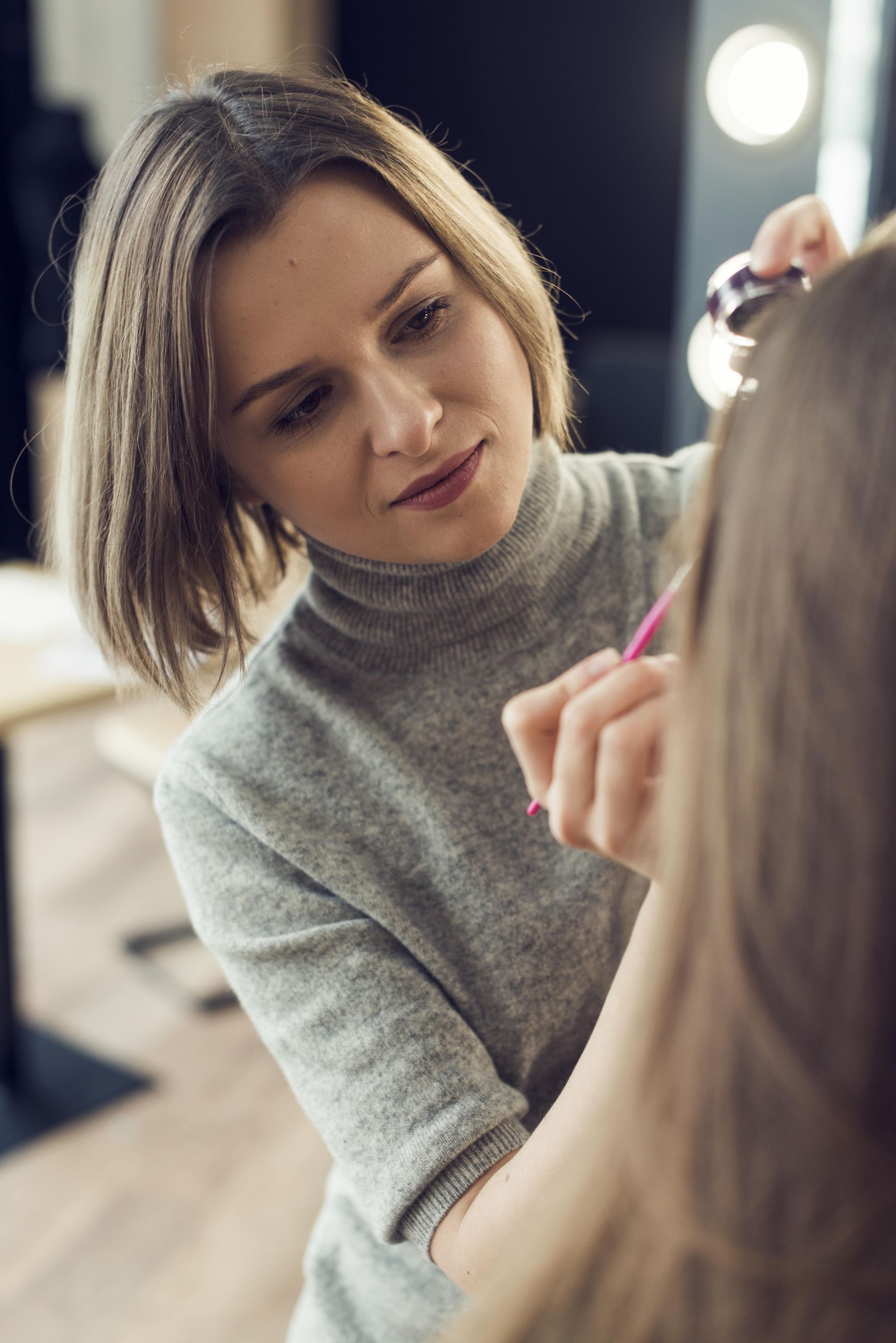 Una mujer sostiene la mano de un paciente en una cama de hospital.
