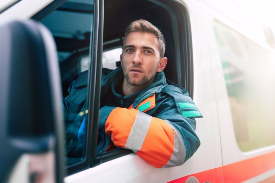 Un hombre en una ambulancia se asoma por la ventana.