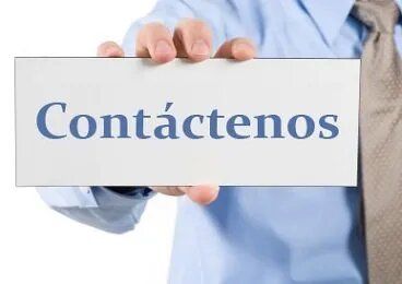 Un hombre sostiene un cartel que dice 