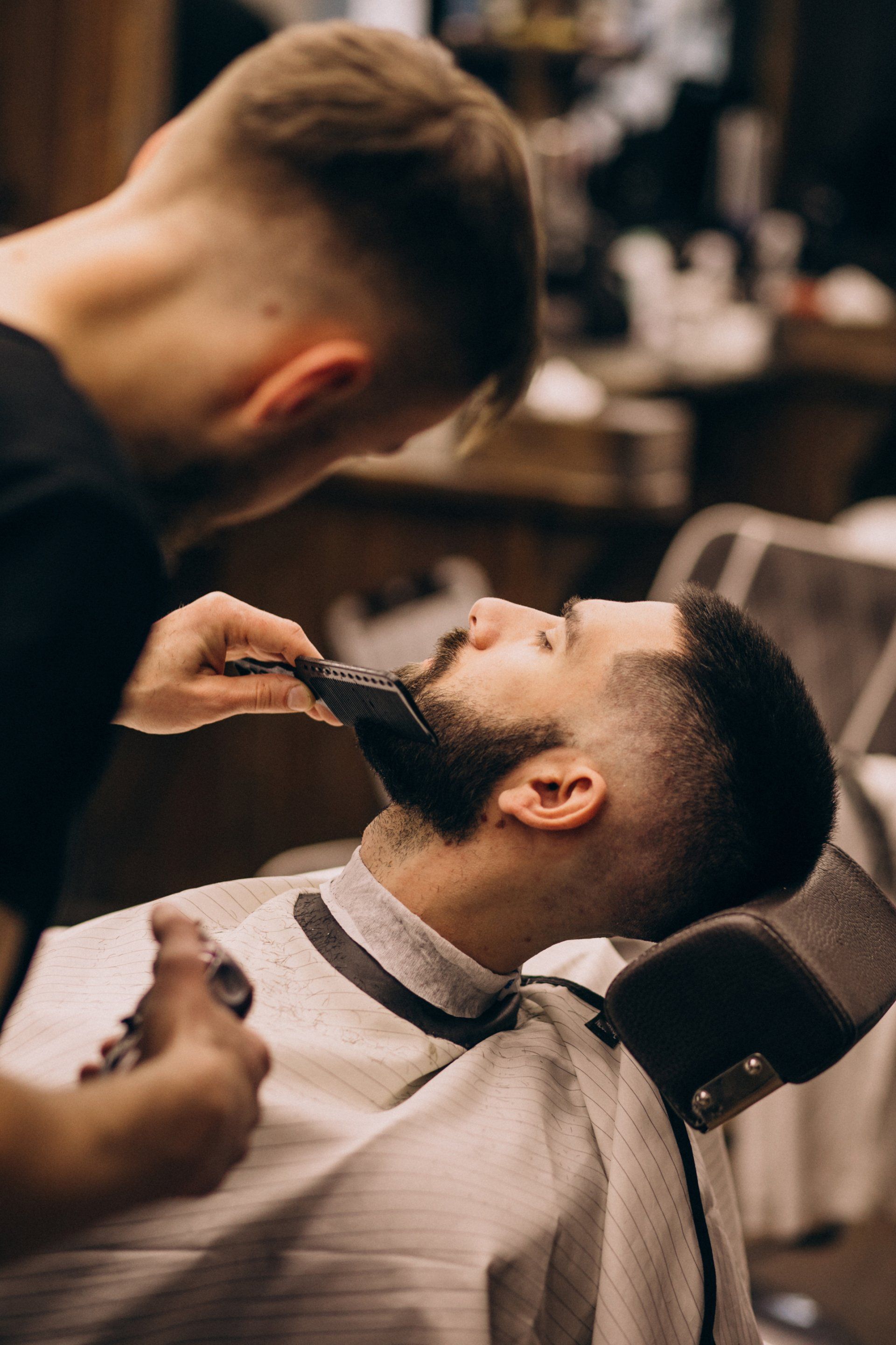 Un hombre se está afeitando la barba en una barbería.