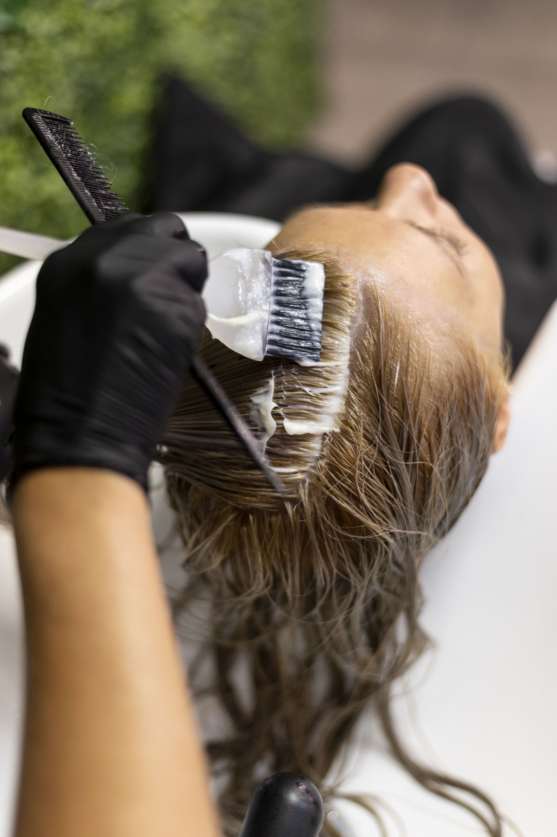 Una enfermera está hablando con un paciente en una cama de hospital.