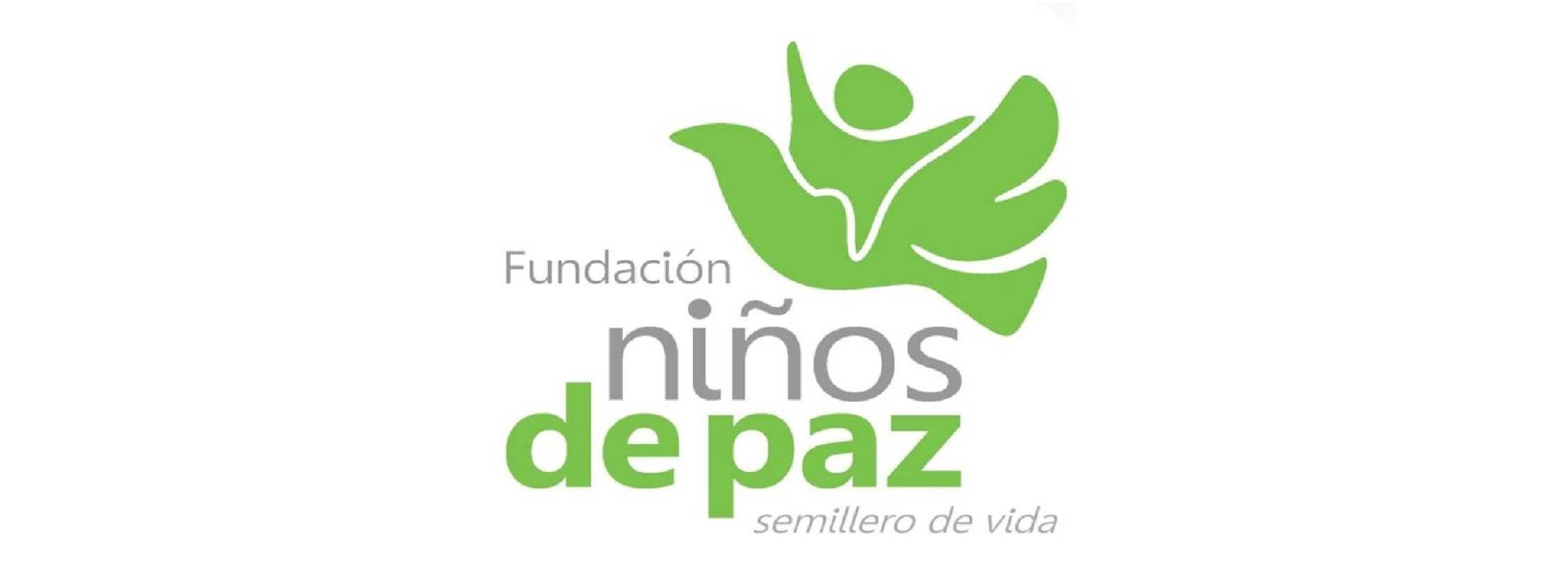 Un grupo de enfermeras está de pie en un pasillo de un hospital.