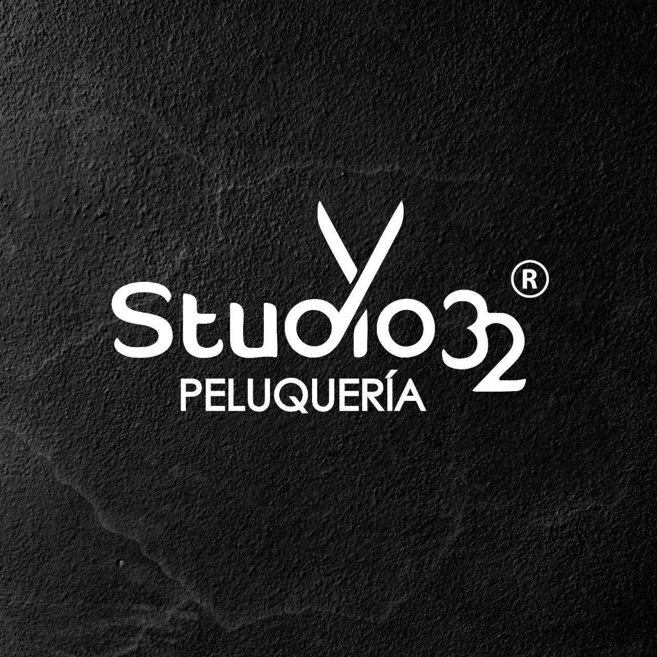 Un logotipo en blanco y negro para Studio 32 Peluquería.