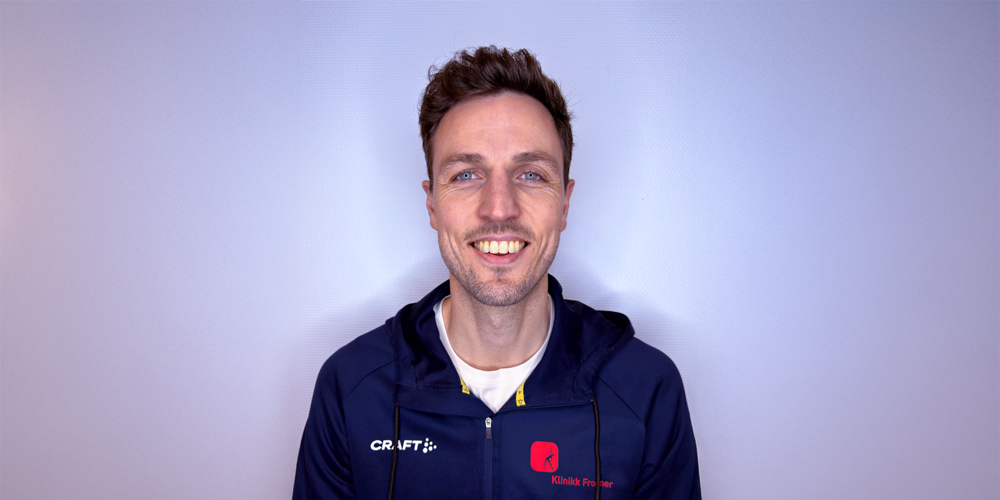 En person i svart sports-BH og shorts får ryggen undersøkt av noen i blå skjorte.