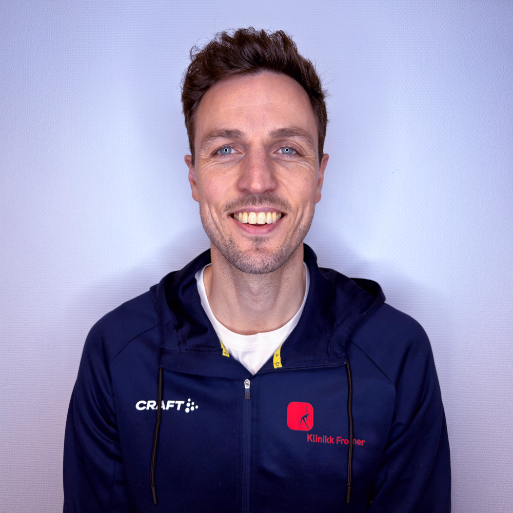 En person i en svart sports-BH får skulderterapi av en annen.