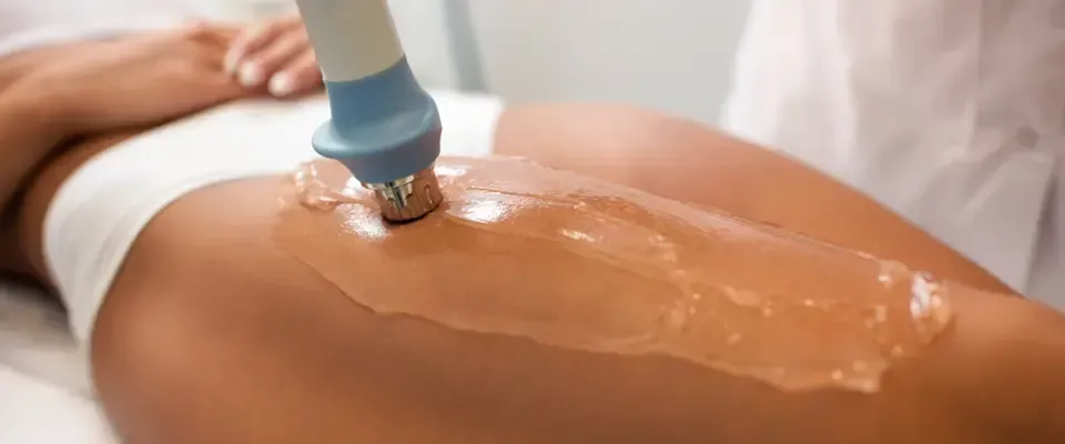 Medisinsk utstyr påført et ben dekket av gel.