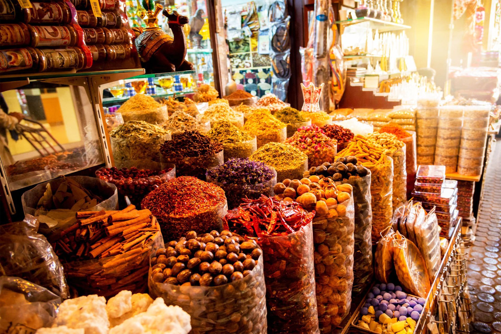 A market filled with lots of different types of spices.