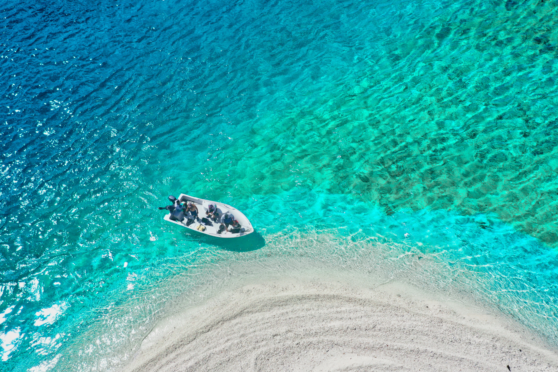 An aerial view of a boat in the middle of the ocean.